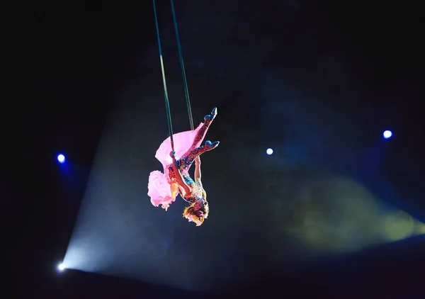 Luchtfoto acrobat in de ring. Een jong meisje voert de acrobatische elementen in de ring van lucht. — Stockfoto
