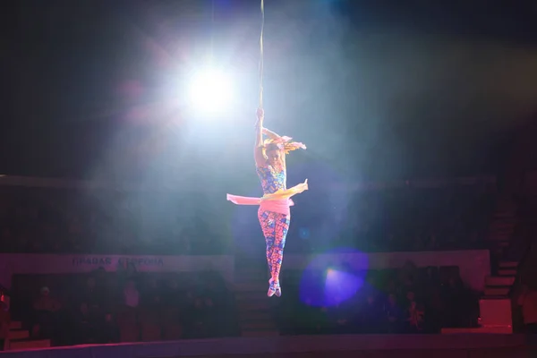 Powietrzny akrobata w ringu. Młoda dziewczyna wykonuje elementy akrobatyczne w pierścień powietrza. — Zdjęcie stockowe