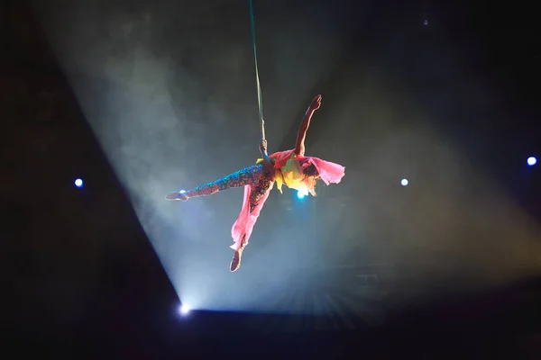 Acróbata aérea en el ring. Una chica joven realiza los elementos acrobáticos en el anillo de aire . — Foto de Stock