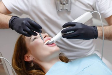 Diş hekimi hastalar diş 3d tarayıcıyla tarar.