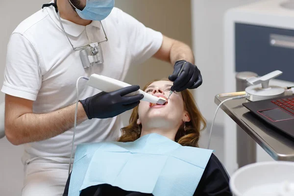 El dentista escanea los dientes de los pacientes con un escáner 3D — Foto de Stock