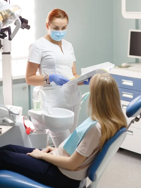 Kobieta dentysty z pacjenta dziewczyna rozmowa w urzędzie Klinika stomatologiczna. — Zdjęcie stockowe