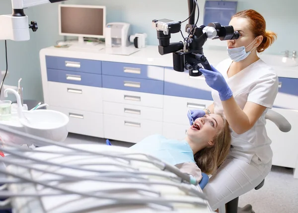 Kobieta dentysta z narzędziami dentystycznych-Mikroskop, lustro i sondy leczenia pacjenta. Medycyna, Stomatologia i koncepcja opieki zdrowotnej. — Zdjęcie stockowe