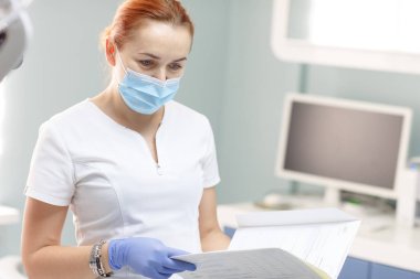 Hasta kız diş Kliniği ofiste konuşmak ile kadın diş hekimi