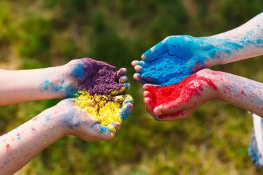 Mor, sarı, kırmızı, mavi Holi festival renkleri izole kaplı gençlerin Hands Palms