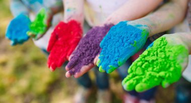 Mor, sarı, kırmızı, mavi Holi festival renkleri izole kaplı gençlerin Hands Palms