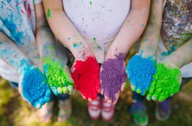 Mor, sarı, kırmızı, mavi Holi festival renkleri izole kaplı gençlerin Hands Palms