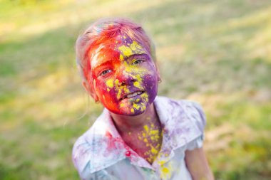 Holi Festivali renklerde boyanmış bir sevimli kız portresi