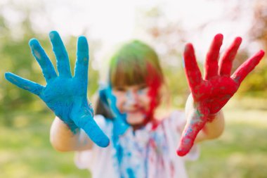 Holi festivalinin renkleriboyalı ellerin yakın çekim