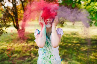 Holi Festivali renklerde boyanmış bir sevimli kız portresi.