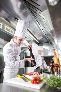 Şef restoranın mutfağında yemek hazırlıyor..