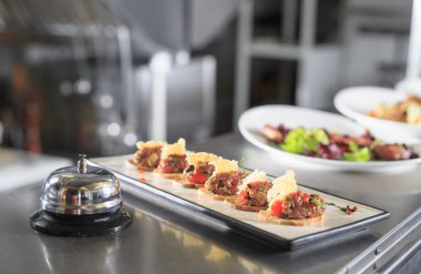 Restoranın mutfağındaki dağıtım masası.