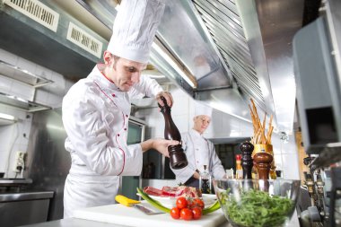 Şef restoranın mutfağında yemek hazırlıyor..