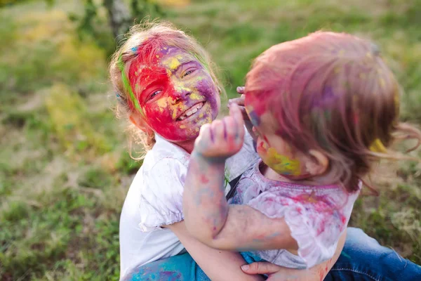 Kız kardeşler, portresini Holi renklerde. — Stok fotoğraf