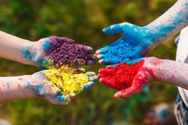 Mor, sarı, kırmızı, mavi Holi festival renkleri izole kaplı gençlerin Hands Palms