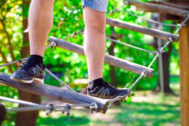 Yüksek telli parka tırmanma macerası - insanlar dağ kaskı ve güvenlik ekipmanları ile rotalarında