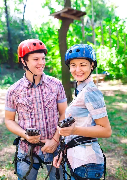 Aventura escalada alto fio parque - pessoas em curso em capacete de montanha e equipamentos de segurança — Fotografia de Stock