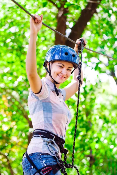 Aventure escalade haut fil parc - les gens sur le cours en casque de montagne et de l'équipement de sécurité — Photo