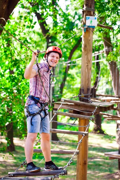 Aventura escalada parque de alambre de alta - personas en curso en casco de montaña y equipo de seguridad — Foto de Stock