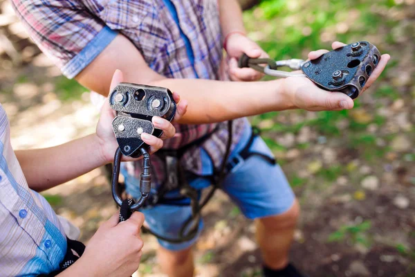 Kalandmászás magas vezetékes park - emberek természetesen hegyi sisak és biztonsági berendezések — Stock Fotó