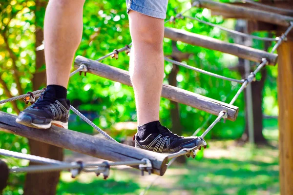 Kalandmászás magas vezetékes park - emberek természetesen hegyi sisak és biztonsági berendezések — Stock Fotó