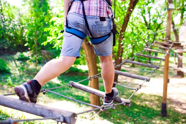 Adventure climbing high wire park - osoby na kursie w hełmie górskim i sprzęcie bezpieczeństwa — Zdjęcie stockowe