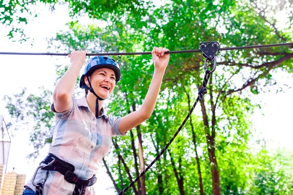 Adventure climbing high wire park - osoby na kursie w hełmie górskim i sprzęcie bezpieczeństwa — Zdjęcie stockowe