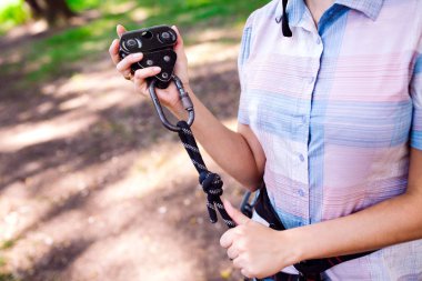 Yüksek telli parka tırmanma macerası - insanlar dağ kaskı ve güvenlik ekipmanları ile rotalarında