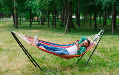 Adam hamakta yatıyor..