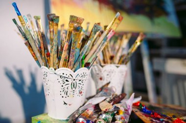 Resim Studio. Bir kova çok kirli fırçalar.