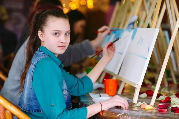 Pintura en la escuela de arte. Estudio de pintura — Foto de Stock