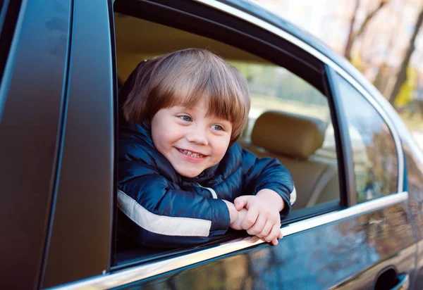 Niño en el coche detrás del volante . — Foto de Stock