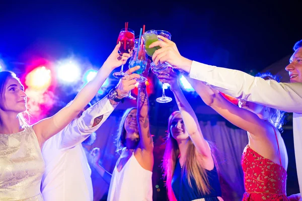 Amigos con bebidas en una fiesta en el club — Foto de Stock