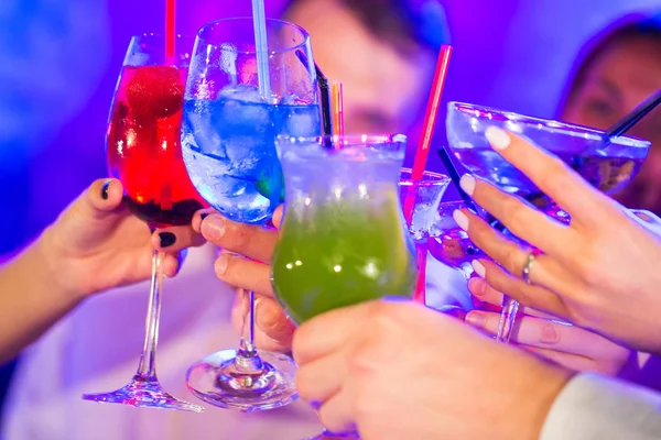 Друзі з коктейлями на вечірці в клубі — стокове фото
