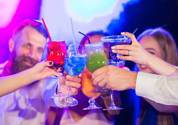 Vänner med cocktails drinkar på en fest i klubben — Stockfoto