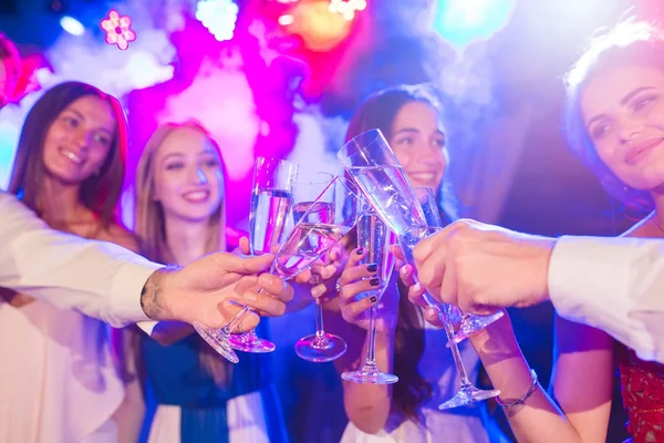 Freunde mit Cocktails bei einer Party im Club — Stockfoto