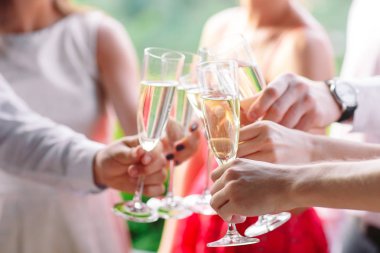 Restoranda tost alan arkadaşlar.