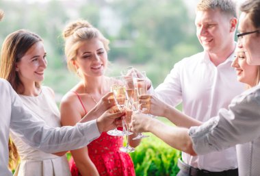 Restoranda tost alan arkadaşlar.