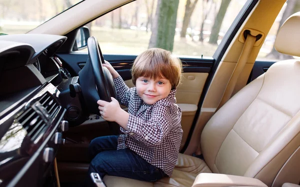 Niño en el coche detrás del volante . — Foto de Stock