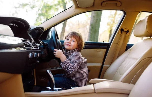 Niño en el coche detrás del volante . — Foto de Stock