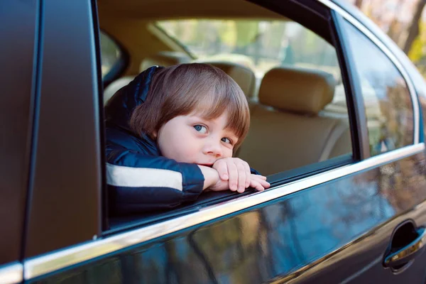 Niño en el coche detrás del volante . — Foto de Stock