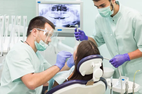 Lekarz dentysta z asystentem w klinice stomatologicznej — Zdjęcie stockowe