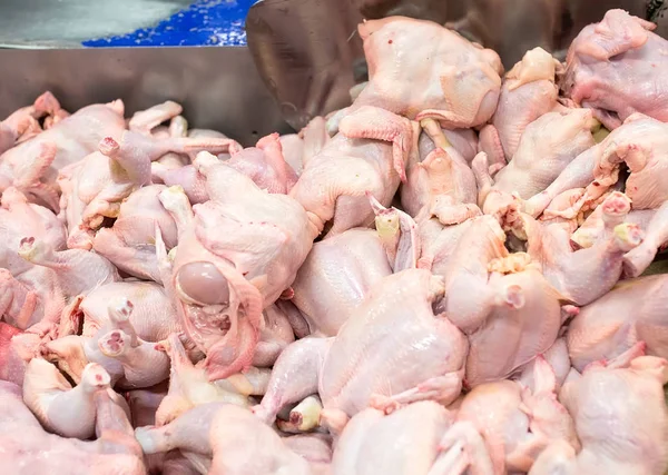 La fábrica de carne. pollo en una cinta transportadora . — Foto de Stock