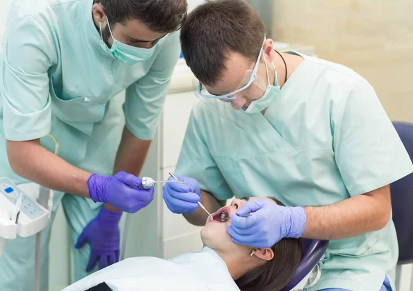 Läkare Tandläkare med en assistent arbetar på en tandvårdsklinik — Stockfoto