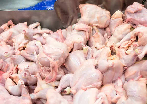 La fabbrica di carne. pollo su un nastro trasportatore . — Foto Stock