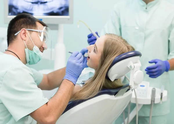 Läkare Tandläkare med en assistent arbetar på en tandvårdsklinik — Stockfoto