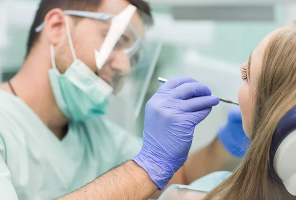 Wirydarz-młoda kobieta siedzi w fotelu Dentyści z otwarte usta w urzędzie lekarzy dentystów podczas badania — Zdjęcie stockowe