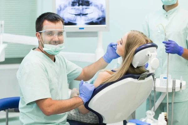 Lekarz dentysta z asystentem w klinice stomatologicznej — Zdjęcie stockowe