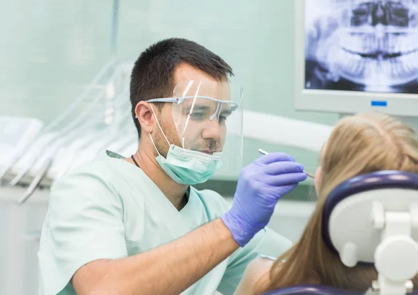 Wirydarz-młoda kobieta siedzi w fotelu Dentyści z otwarte usta w urzędzie lekarzy dentystów podczas badania — Zdjęcie stockowe