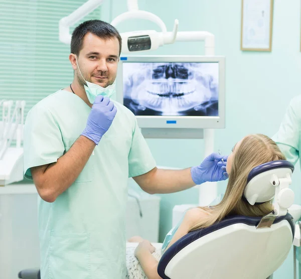 Lekarz dentysta z asystentem w klinice stomatologicznej — Zdjęcie stockowe